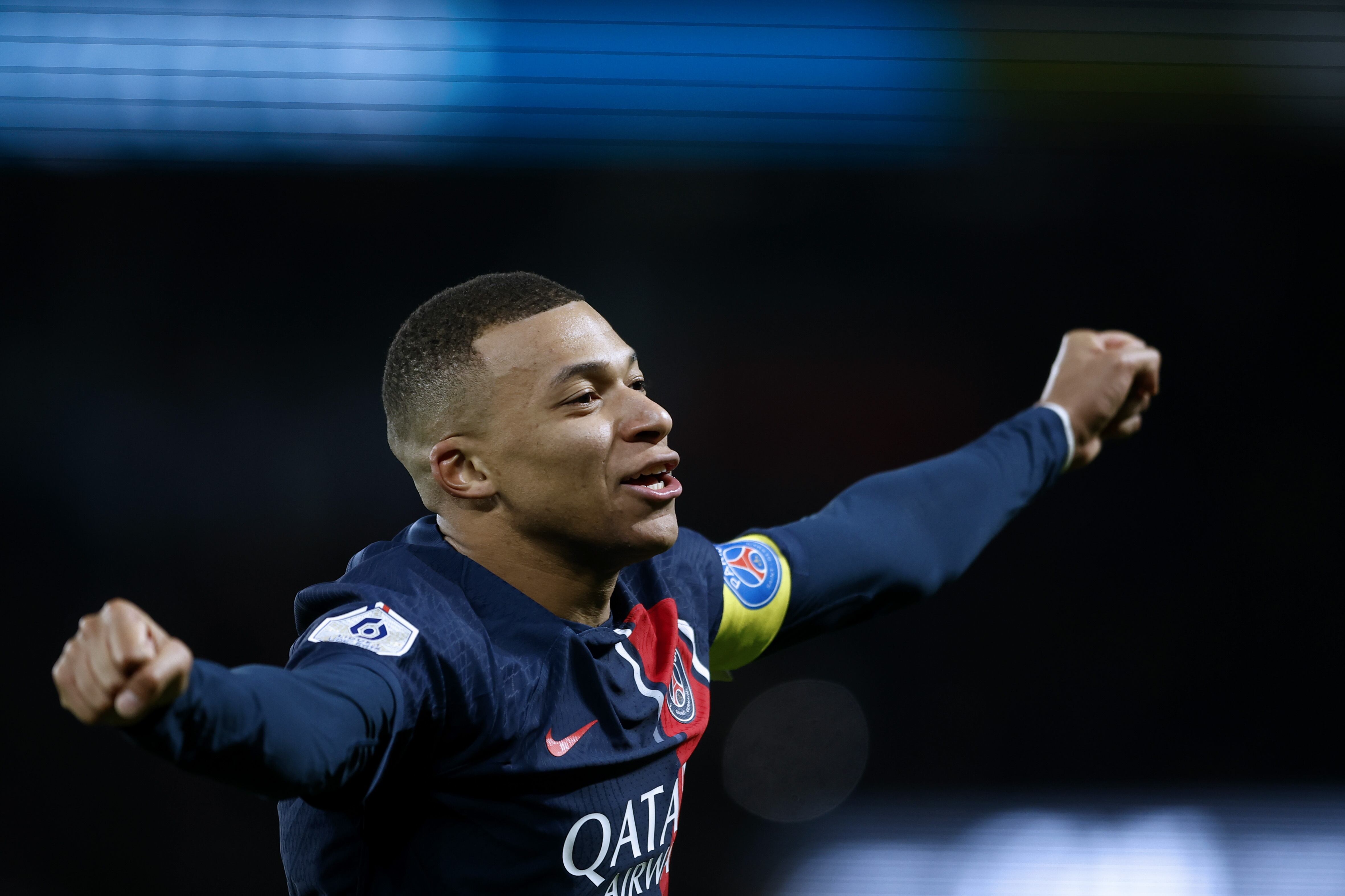 Paris (France), 24/11/2023.- Paris Saint Germain's Kylian Mbappe celebrates the 4-1 lead goal during the French Ligue 1 match between Paris Saint-Germain and Monaco in Paris, France, 24 November 2023. (Francia) EFE/EPA/YOAN VALAT
