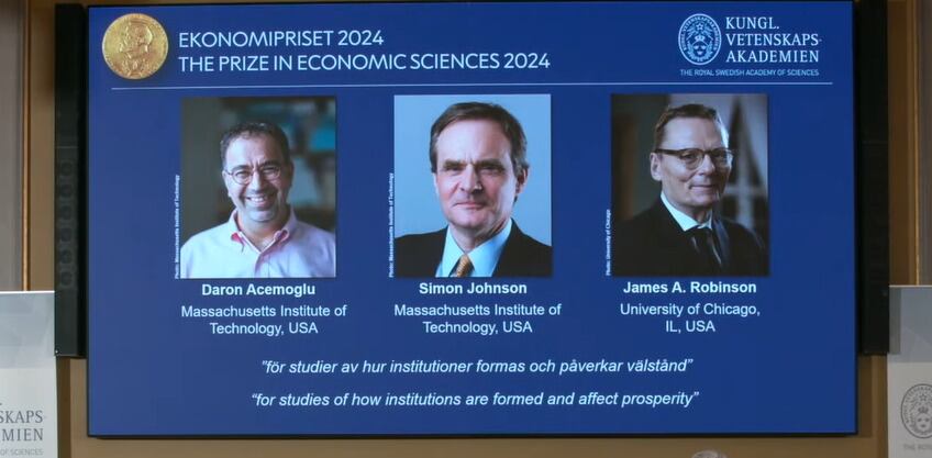 Daron Acemoglu, Simon Johnson y James Robinson, Premio Nobel de Economía 2024. Foto: Transmisión oficial Premio Nobel.