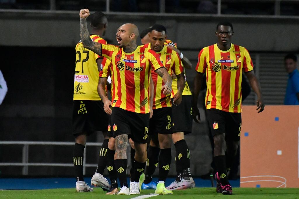 PEREIRA, COLOMBIA - MAY 24: Sebastian Quintero of Pereira celebrates the first goal of his team scored by teammate Arley Rodriguez (out the frame) during the Copa CONMEBOL Libertadores 2023 group F match between Deportivo Pereira and Boca Juniors at Estadio Hernan Ramirez Villegas on May 24, 2023 in Pereira, Colombia. (Photo by Gabriel Aponte/Getty Images)