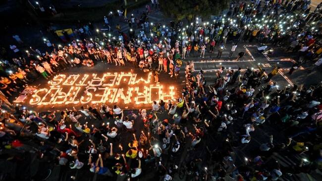 Al unísono cientos de manifestantes en La Luna, Cali cantaron el himno nacional. Foto: Getty Images