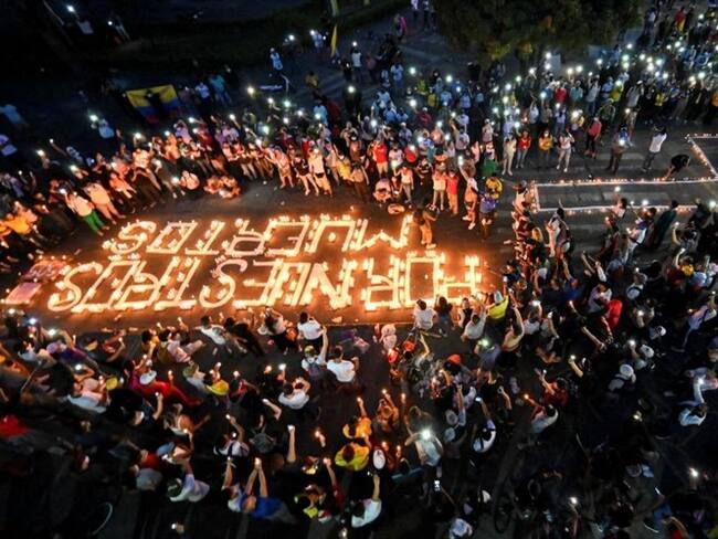 Al unísono cientos de manifestantes en La Luna, Cali cantaron el himno nacional. Foto: Getty Images
