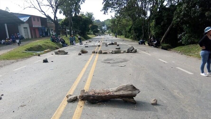 Durante las manifestaciones campesinas e indígenas que se realizan en Cauca, dos integrantes de la Fuerza Pública fueron retenidos por las comunidades. Foto: Colprensa