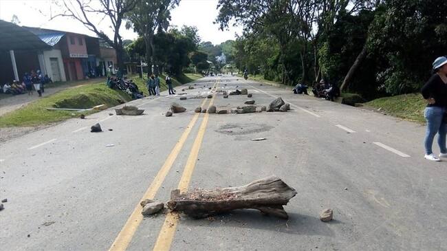Durante las manifestaciones campesinas e indígenas que se realizan en Cauca, dos integrantes de la Fuerza Pública fueron retenidos por las comunidades. Foto: Colprensa
