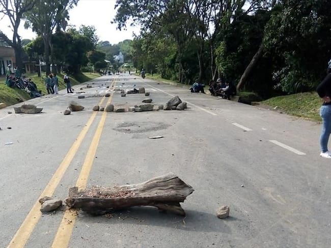 Durante las manifestaciones campesinas e indígenas que se realizan en Cauca, dos integrantes de la Fuerza Pública fueron retenidos por las comunidades. Foto: Colprensa