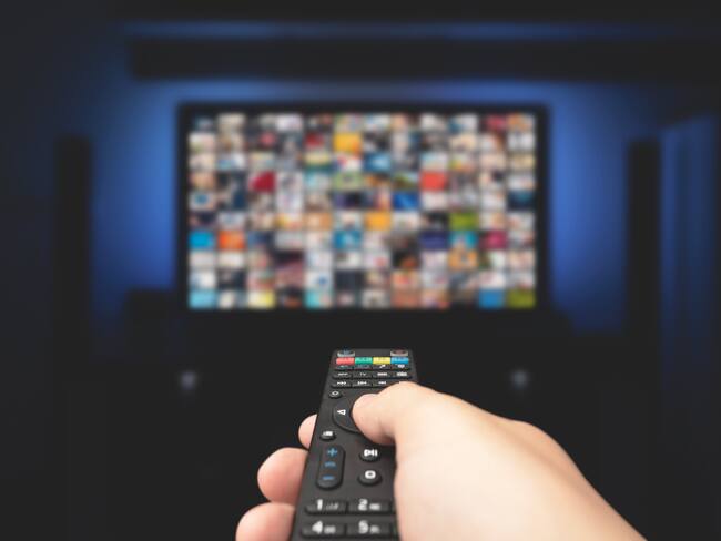 Imagen de referencia de persona con control de televisión. Foto: Getty Images.