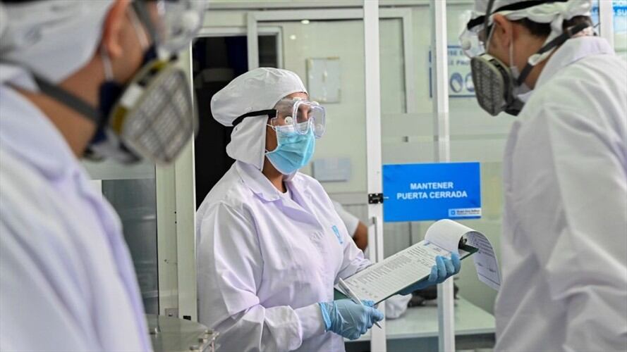 La Contraloría General de la República entregó un nuevo reporte de contratos destinados a la atención de la emergencia por COVID-19. Foto: Getty Images