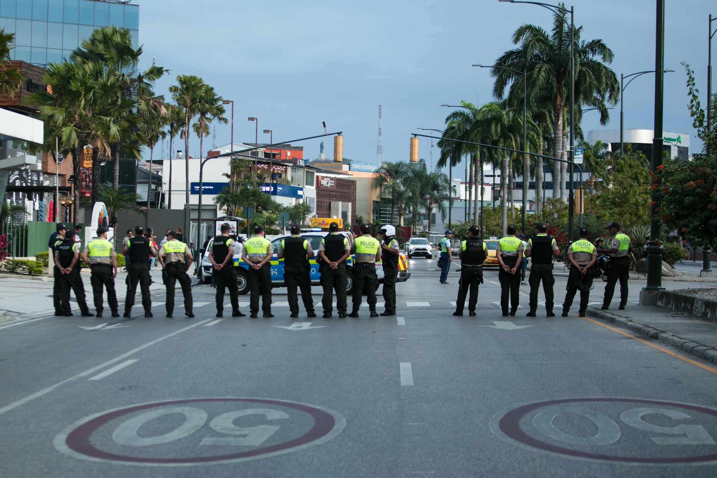 Referencia de policías y militares en Guayaquil. Foto: Jose Villacreses vía Getty Images. 