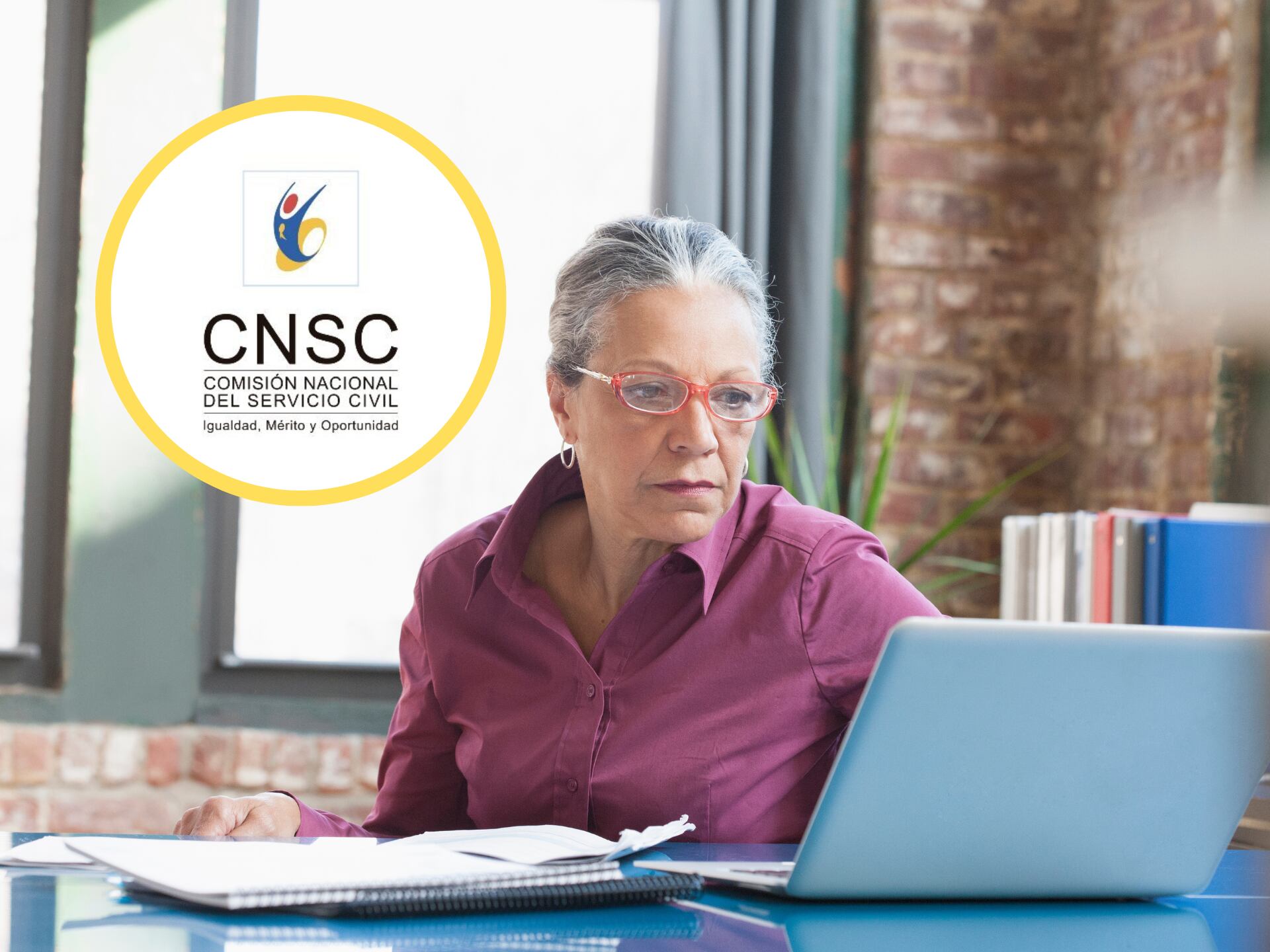 Mujer usando computador, encima el logo de la CNSC (GettyImages / redes sociales)