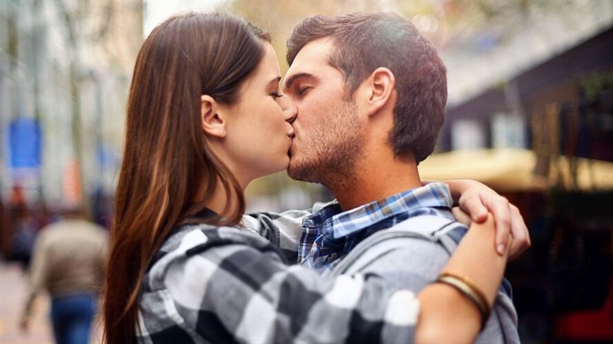 Según estudio, dar besos podría contribuir a bajar de peso. Foto: Getty Images