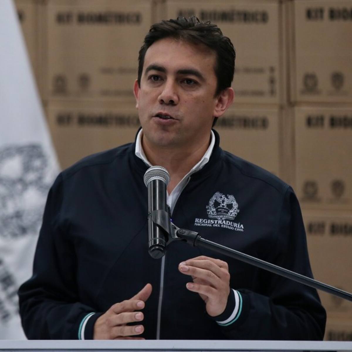 En firme fallo que negó suspensión del registrador Alexander Vega