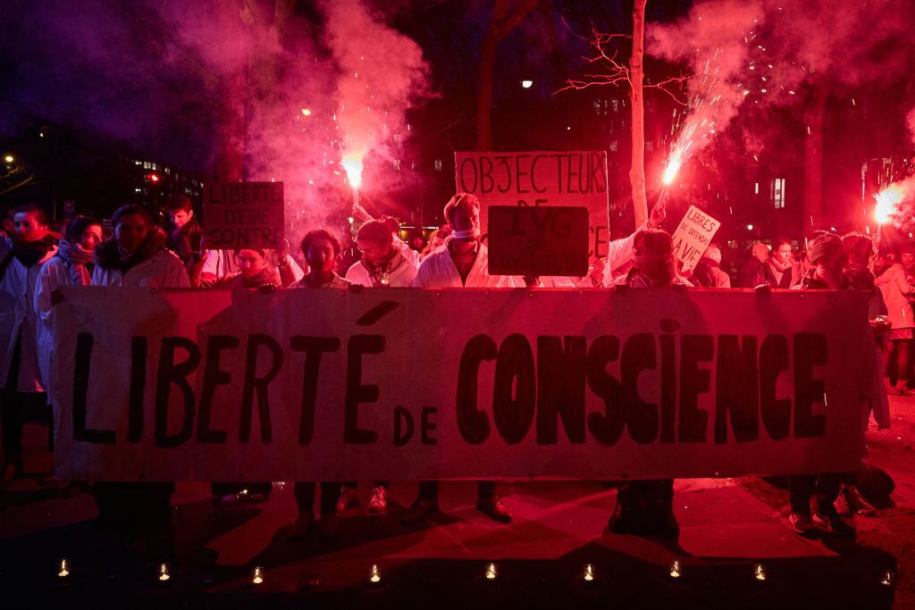 Manifestantes sostienen una pancarta en la que se lee "Libertad de conciencia" durante una manifestación 'Pro-Vida' en París, el 28 de febrero de 2024. (Foto: Kiran RIDLEY / AFP) (Photo by KIRAN RIDLEYKIRAN RIDLEY/AFP via Getty Images)