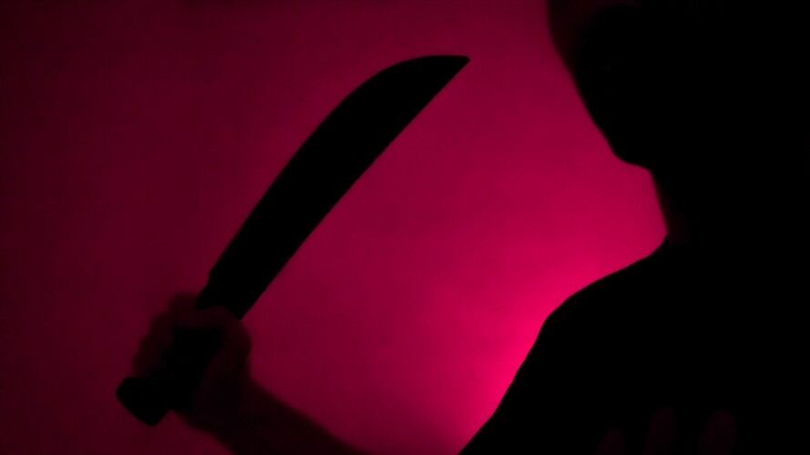 Imagen de referencia de una persona con un machete. Foto: Getty Images / PhoThoughts