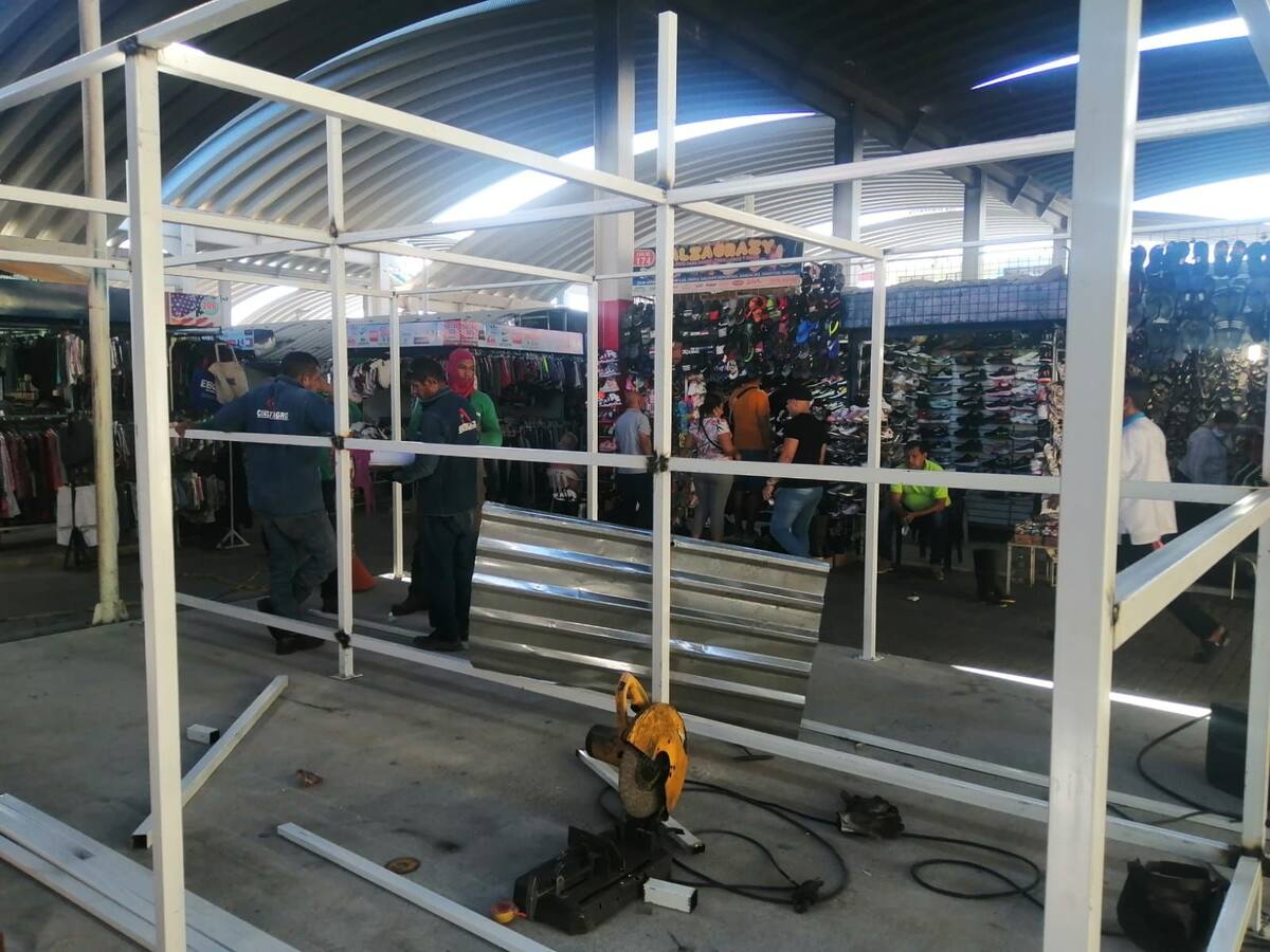 Entregan auxilios económicos a afectados en incendio del Mercado Público