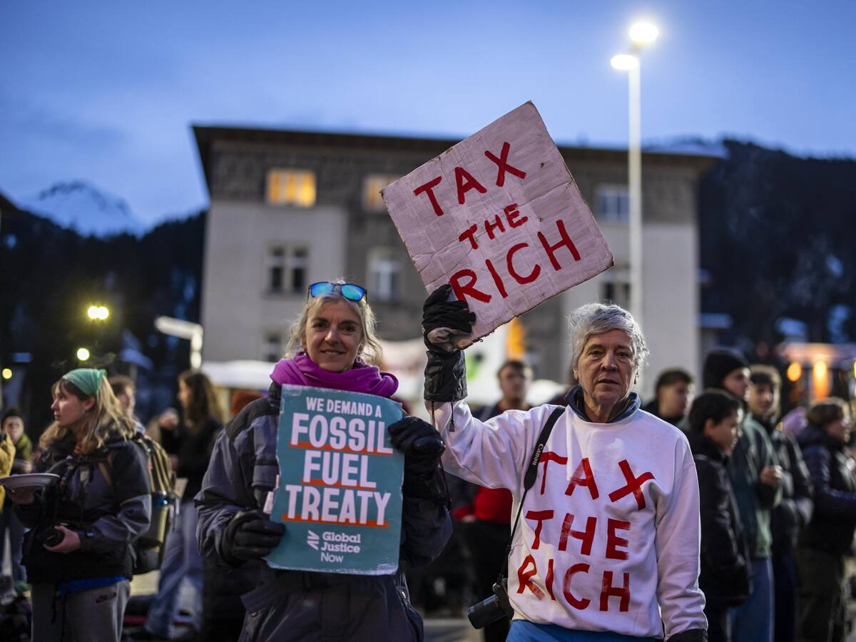 Activistas de Greenpeace bloquean el helipuerto de Davos y piden más impuestos a los ricos