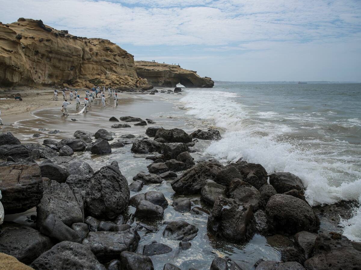 Perú declara “emergencia ambiental” por un derrame de petróleo en el mar