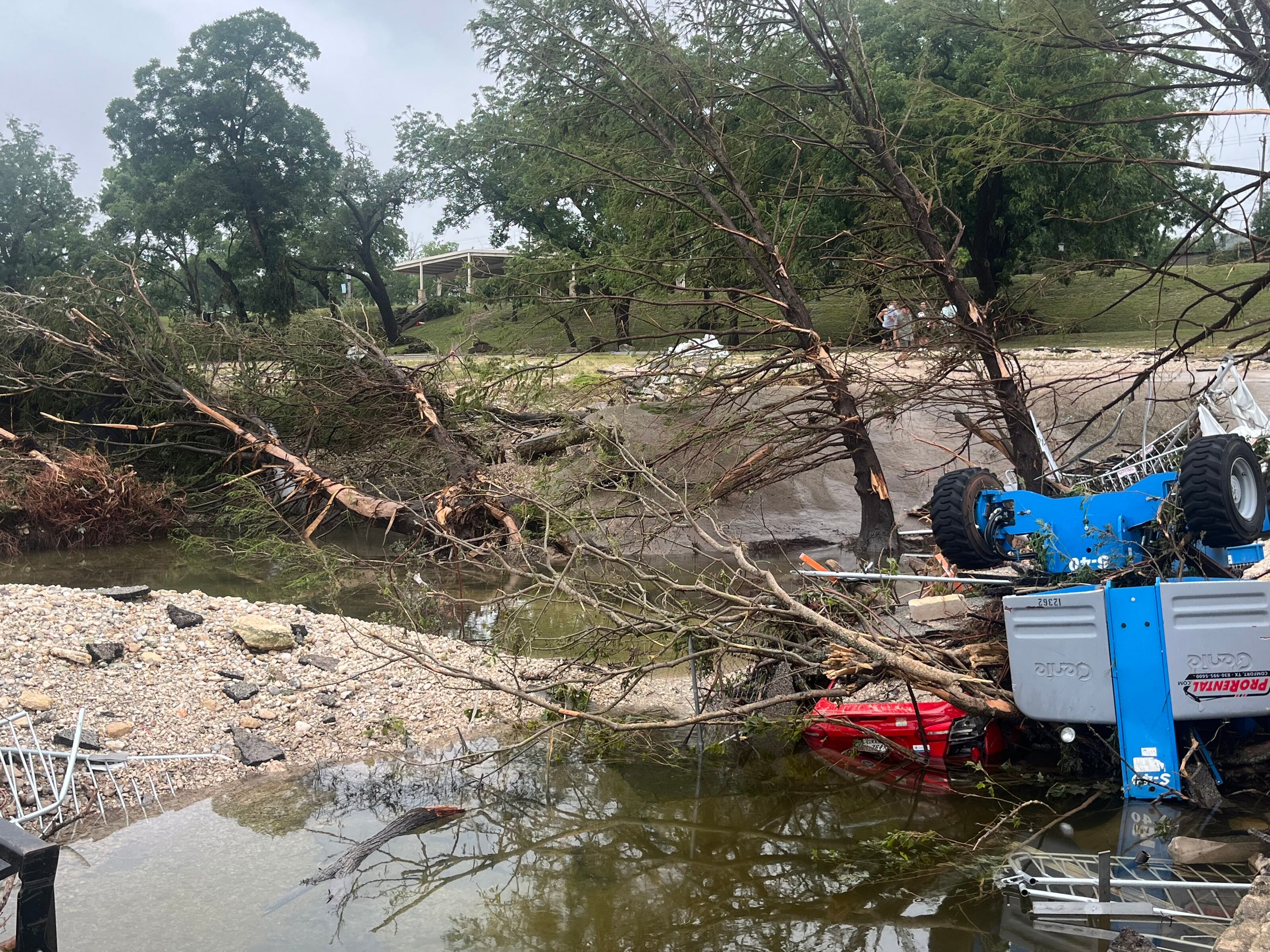 Escombros ocasionados debido a las inundaciones en el área de Kerrville, Texas (EE.UU.). FOTO: EFE/Alejandra Arredondo