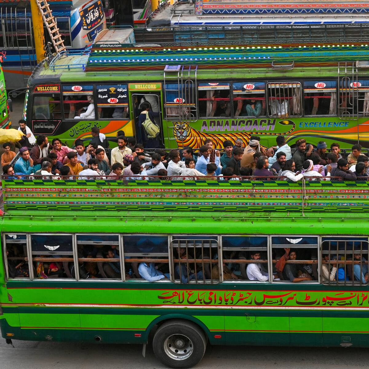 Al menos 8 muertos y 18 heridos tras el volcamiento de un bus al este de Pakistán