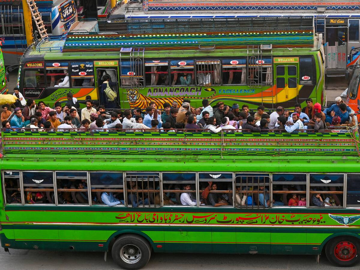 Al menos 8 muertos y 18 heridos tras el volcamiento de un bus al este de Pakistán