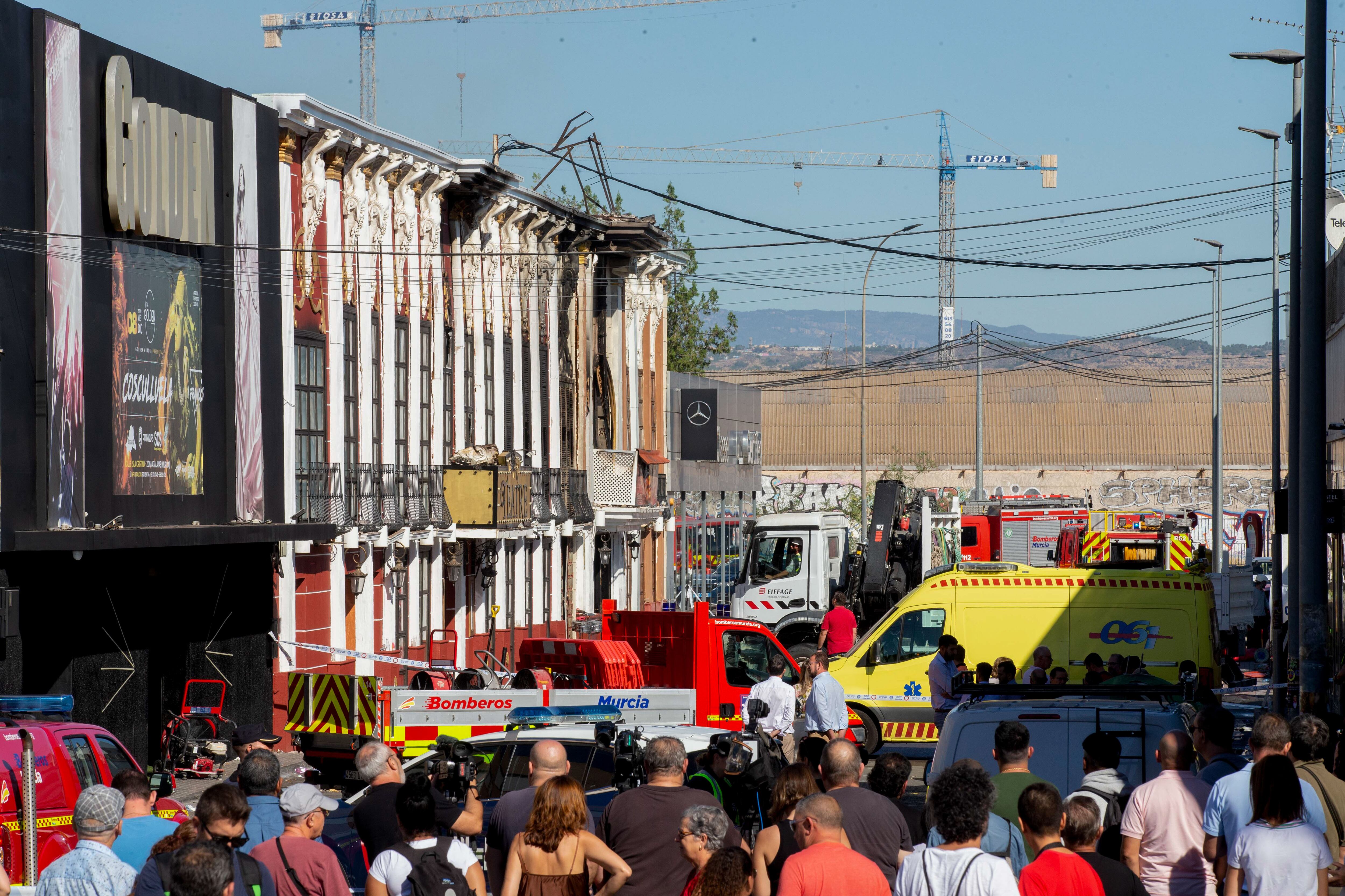 -FOTODELDÍA- MURCIA, 01/10/2023.- Trece personas fallecieron este domingo en el incendio del local de ocio de Murcia Fonda Milagros, que se extendió a las discoteca anexa Teatre y de ésta a la llamada Golden, frecuentada por la comunidad latina. En la imagen, las dotaciones de bomberos en el lugar del siniestro, donde se han concentrado allegados y vecinos. EFE/Marcial Guillén