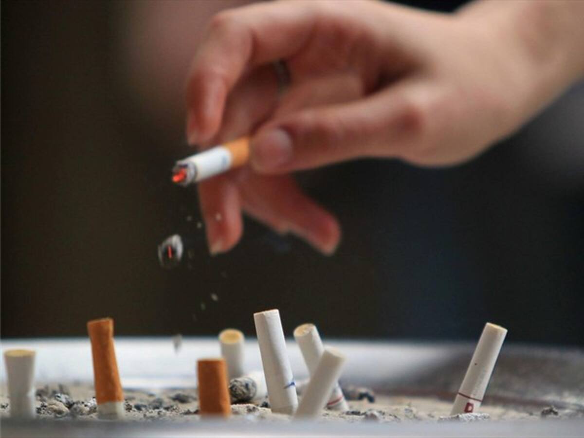 Las mujeres fuman menos que los hombres, pero les cuesta más dejarlo: estudio