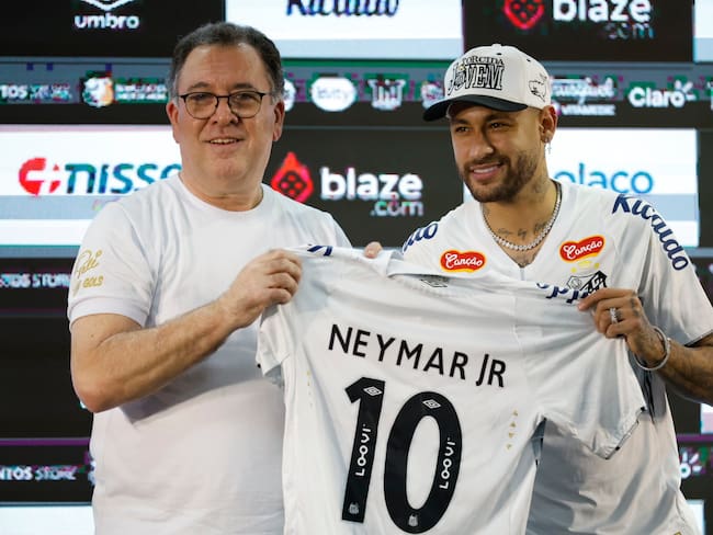 AME5596. SANTOS (BRASIL), 31/01/2025.- El presidente del Santos, Marcelo Teixeira (i), presenta al delantero brasileño Neymar como nuevo jugador del club este miércoles, durante una rueda de prensa en el estadio Vila Belmiro, en la ciudad de Santos (Brasil). Neymar está de vuelta en casa. El delantero brasileño se presentó oficialmente con el Santos ante miles de aficionados que transformaron el estadio Vila Belmiro en una gran fiesta y emocionaron a su nuevo 10, a pesar de la lluvia. EFE/ Sebastiao Moreira