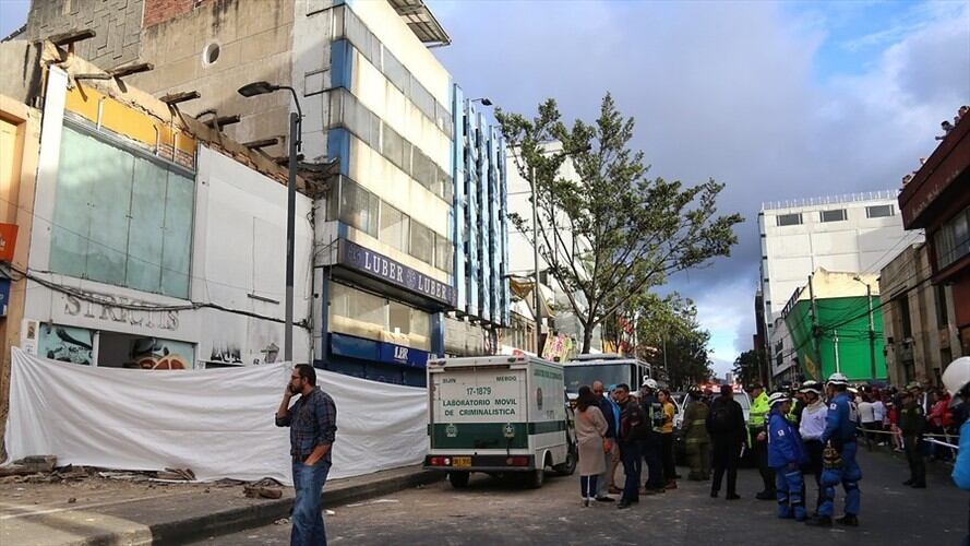 Dos fallecidos y cuatro heridos tras el colapso de un muro en Chapinero. Foto: Colprensa