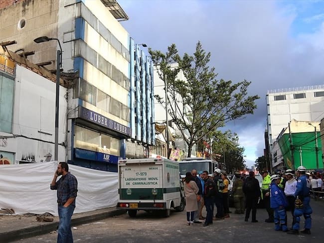 Dos fallecidos y cuatro heridos tras el colapso de un muro en Chapinero. Foto: Colprensa