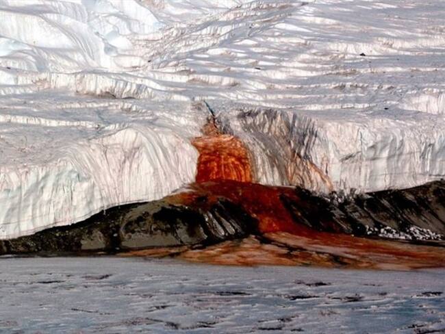 La razón del color de las Cascadas de Sangre era un enigma para los científicos.. Foto: BBC Mundo