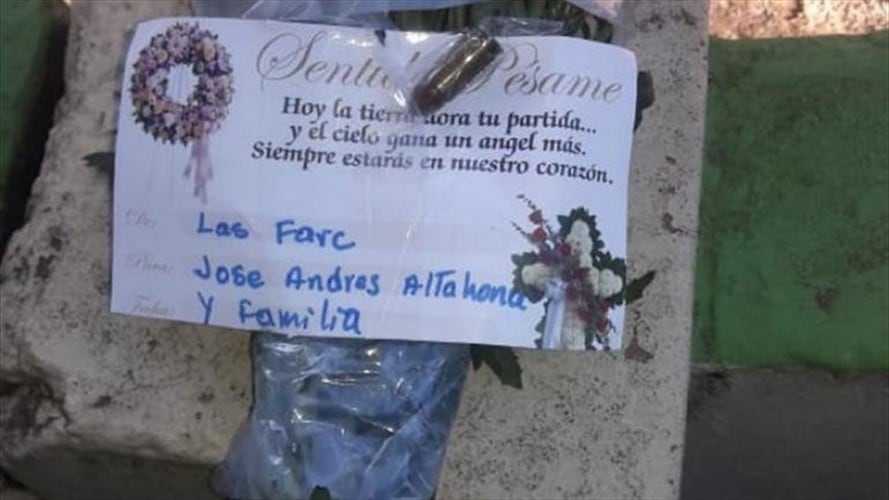 Al candidato le dejaron un arreglo florar con un mensaje póstumo en la puerta de su casa. La amenaza aparece firma por las Farc.. Foto: Cortesía