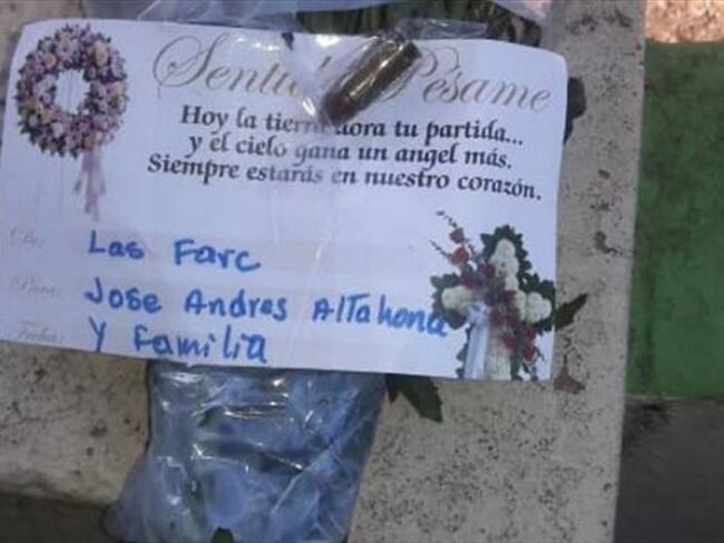 Al candidato le dejaron un arreglo florar con un mensaje póstumo en la puerta de su casa. La amenaza aparece firma por las Farc.. Foto: Cortesía