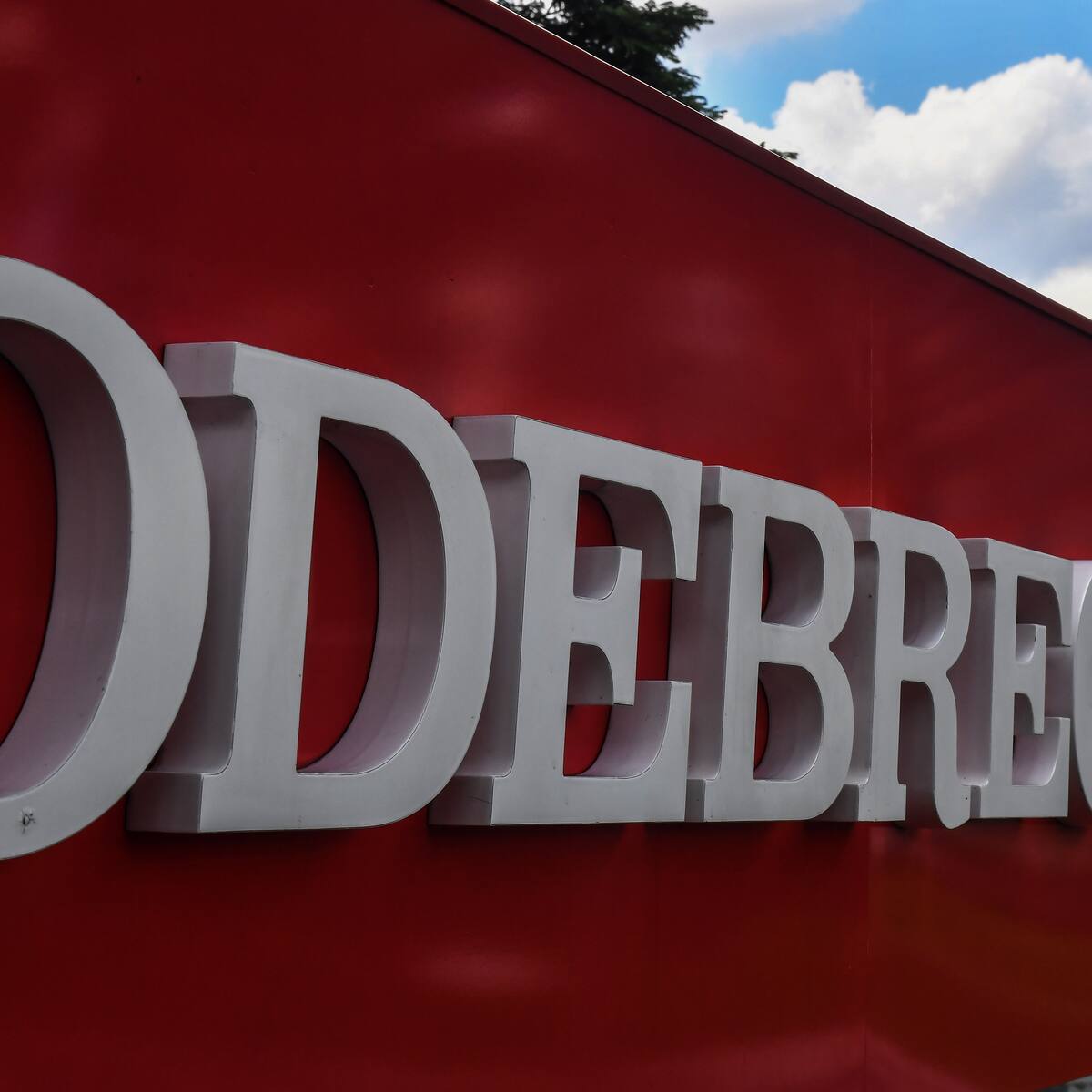 Expresidente de Odebrecht interpone insólita demanda