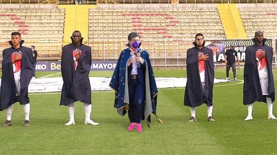 Claudia López y su capa desataron memes en redes sociales. Foto: Twitter: @FortalezaCEIF