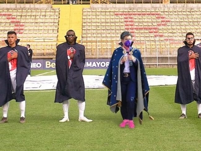 Claudia López y su capa desataron memes en redes sociales. Foto: Twitter: @FortalezaCEIF