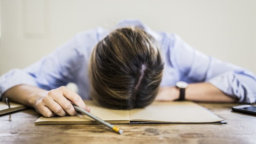 En el espectro de los trastornos del sueño se encuentra la hipersomnia, un trastorno poco frecuente que provoca somnolencia excesiva durante el día. Foto: Getty Images / WESTEND61