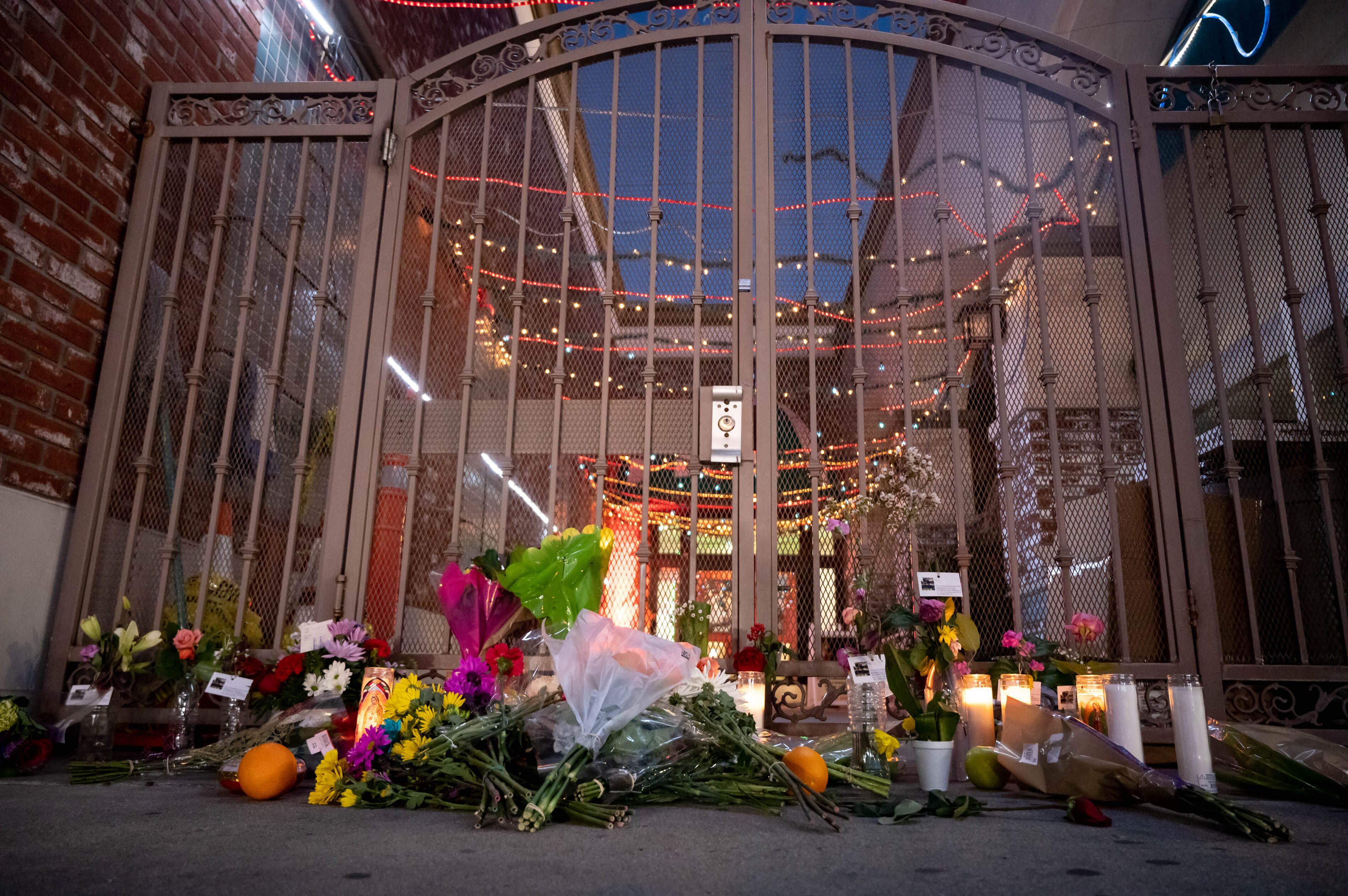 La gente ha comenzado a dejar flores, velas y otros artículos en el Star Dance Studio en Monterey Park, CA para las víctimas del tiroteo masivo del lunes 23 de enero de 2023. Foto de David Crane/MediaNews Group/Los Angeles Daily News vía Getty Images.