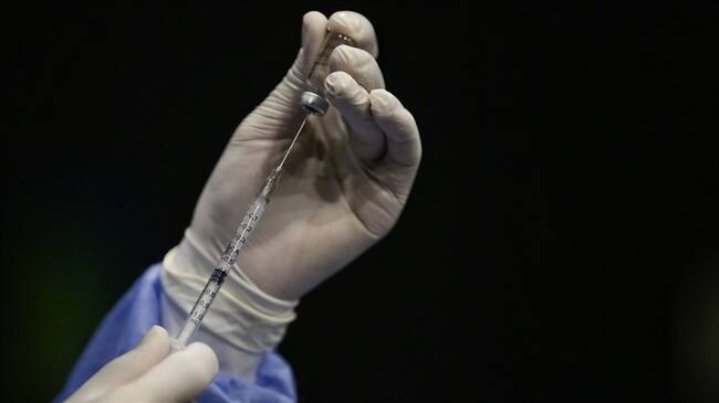 La Contraloría General de la República encontró 44 personas que fueron vacunadas y aparecen como presuntos fallecidos. Foto: Colprensa