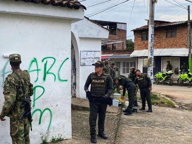 En articulación entre la Policía, el Ejército y la administración municipal se procedió a borrar los letreros alusivos a las disidencias de las Farc. Crédito: Alcaldía de Santander de Quilichao.