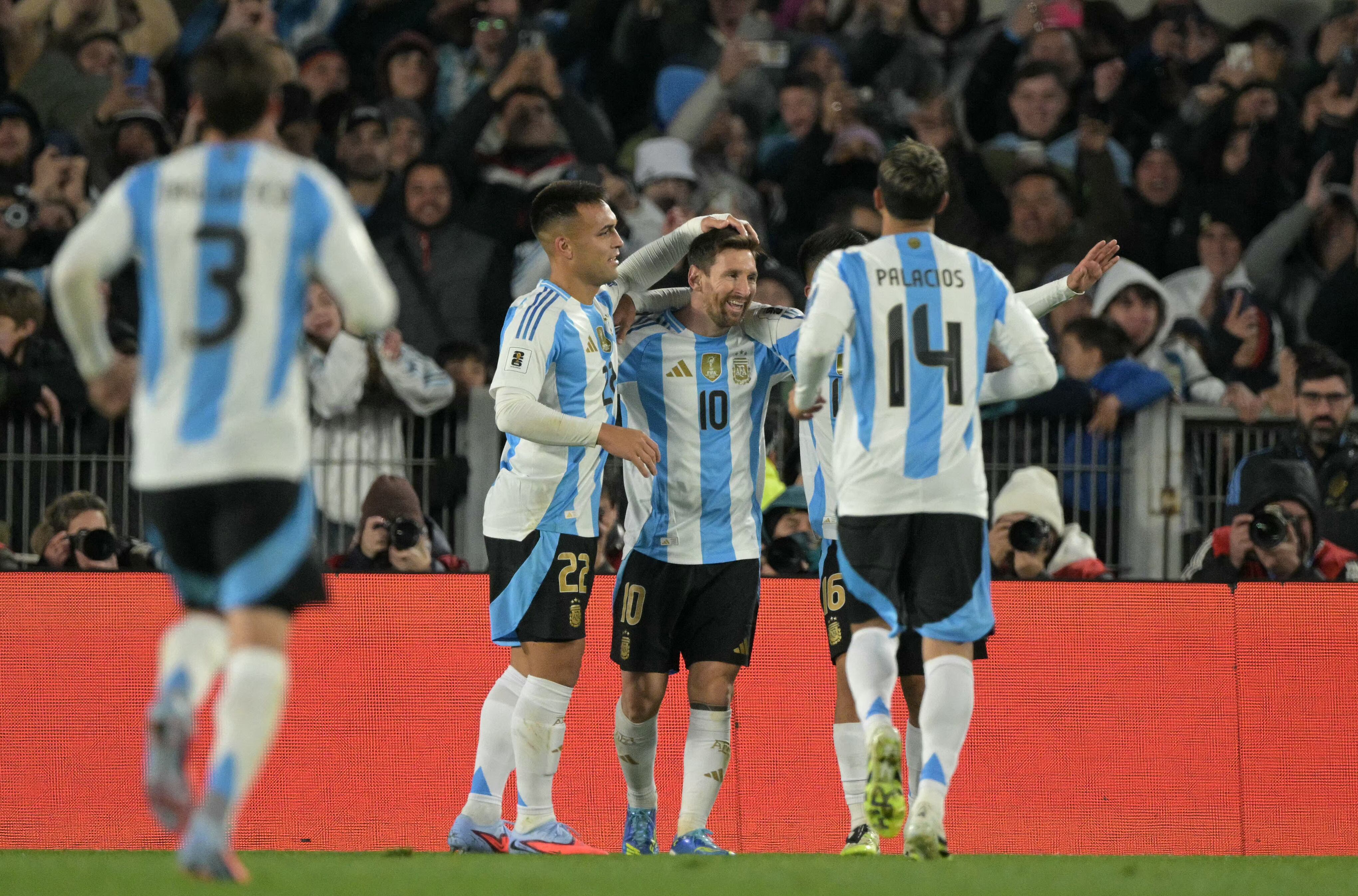 Jugadores de Argentina celebran el 3-0 ante Venezuela. FOTO: JUAN MABROMATA/AFP vía Getty Images