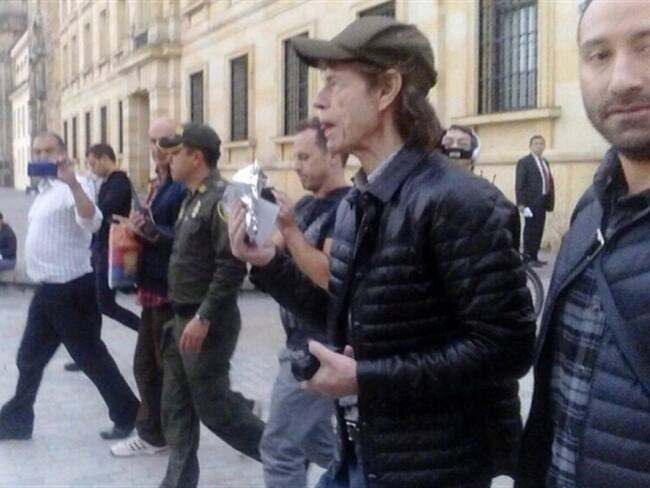 El cantante disfrutó de una oblea mientras recorría el centro de la capital. Foto: En Twitter: @iArabella_