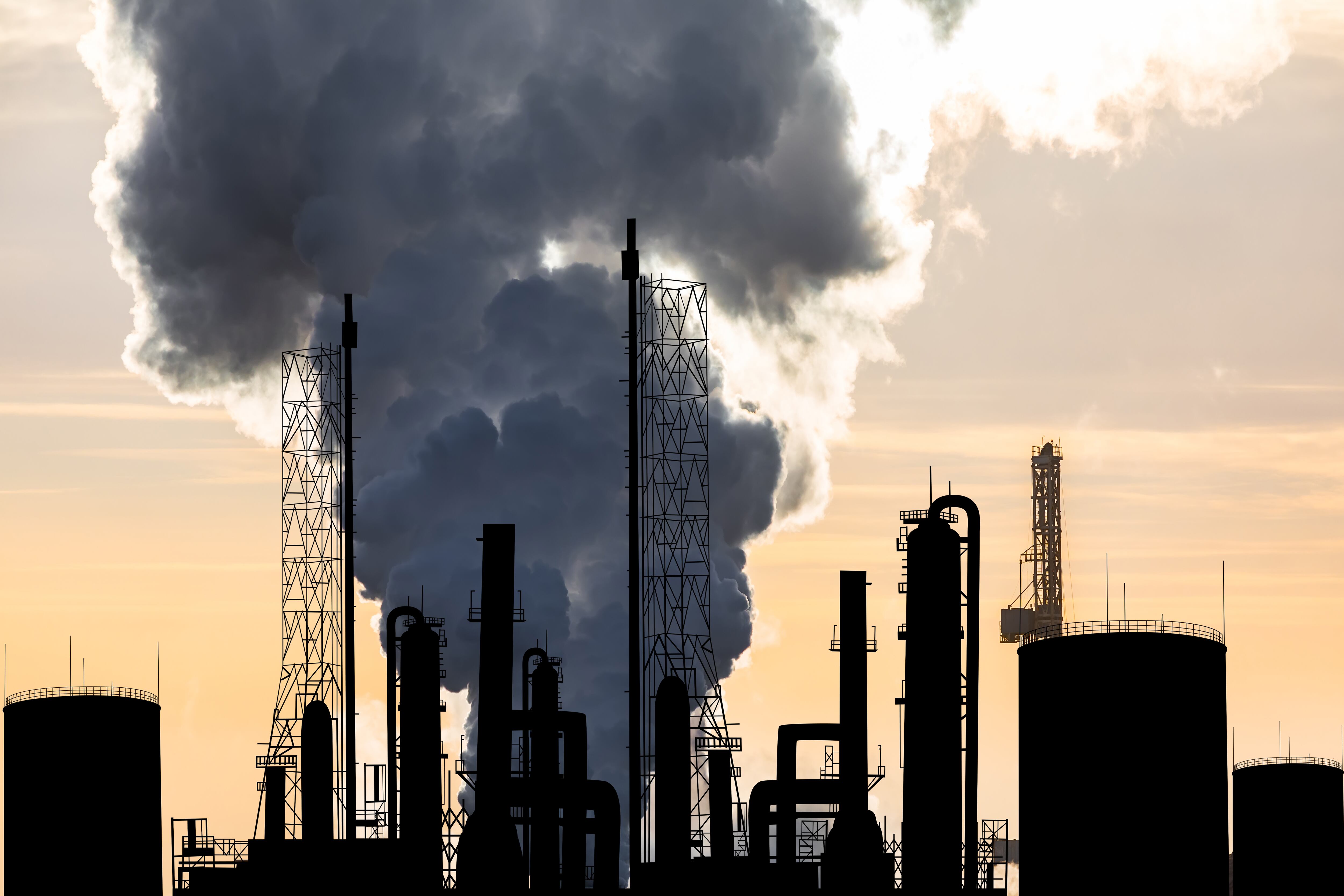 Referencia de refinería atacada. Foto: Anton Petrus vía Getty Images. 