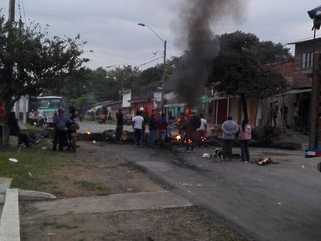 Los habitantes de este sector salieron a la vía, la bloquearon y quemaron llantas para exigir atención. Foto: Cortesía Sucesos Cauca