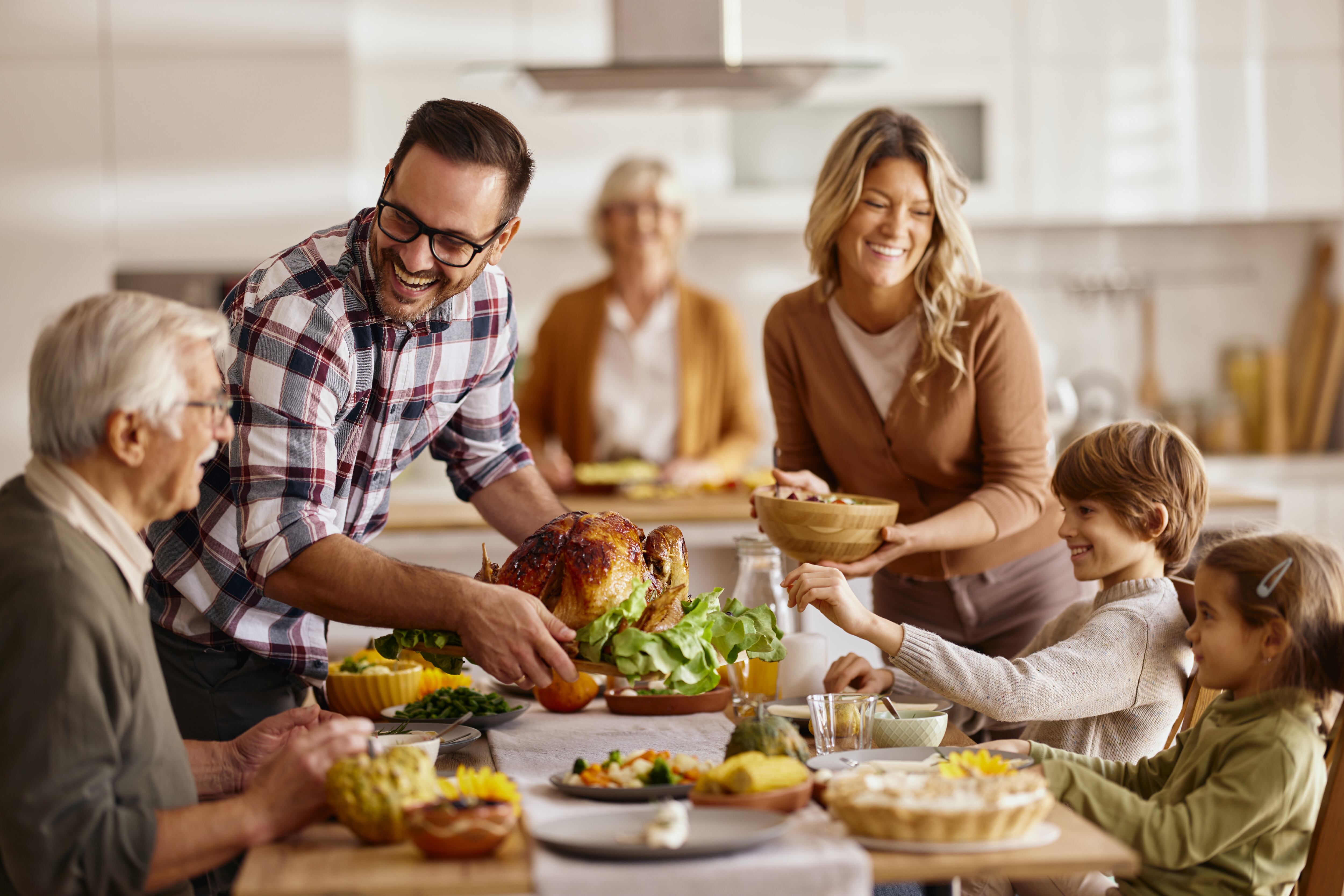 Familia celebrando el Día de Acción de Gracias. Foto: Getty Images.