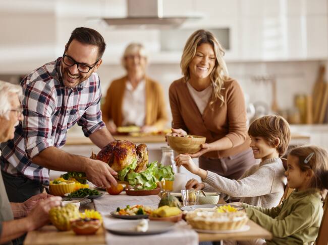 Familia celebrando el Día de Acción de Gracias. Foto: Getty Images.