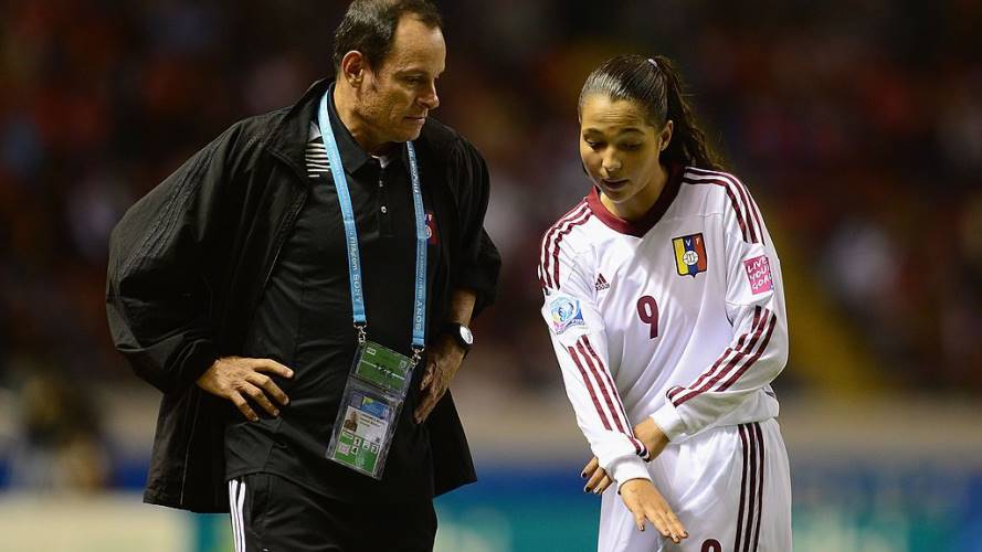 Kenneth Zseremeta habla con Deyna Castellanos. Créditos: Getty Images/ Jamie McDonald