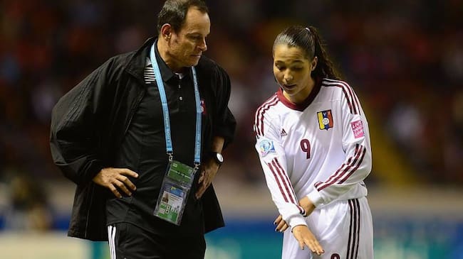 Kenneth Zseremeta habla con Deyna Castellanos. Créditos: Getty Images/ Jamie McDonald