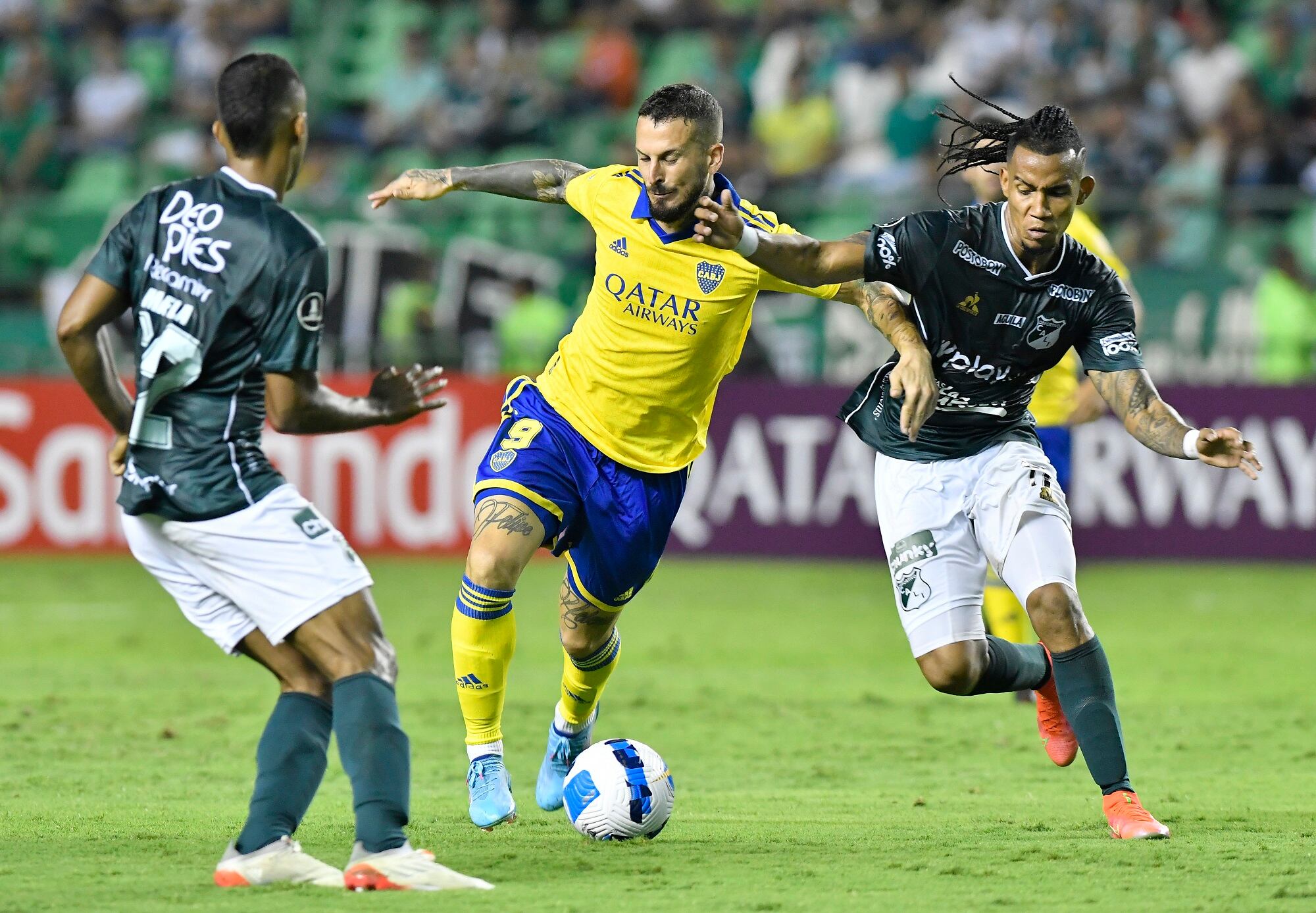 Aldair Gutierrez disputando un balón con Dario Benedetto en el partido entre Deportivo Cali y Boca Juniors por Copa Libertadores (Photo by Gabriel Aponte/Getty Images)