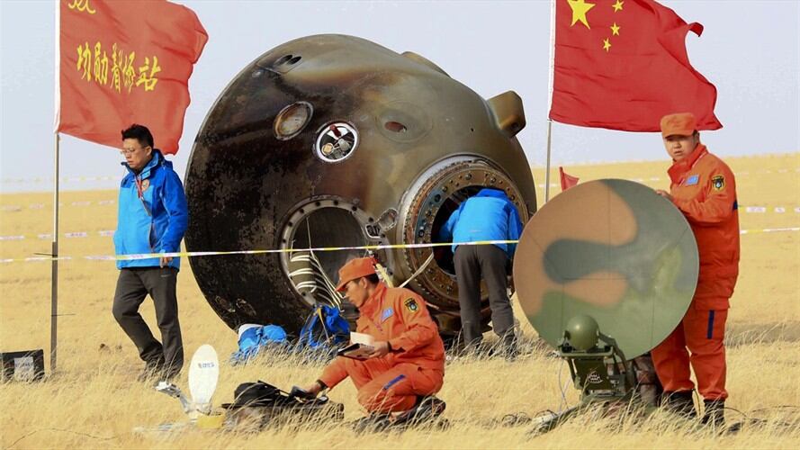 Un par de astronautas chinos regresaron a la Tierra el viernes, tras pasar un mes en órbita en la estación espacial del país. Esta fue la sexta misión tripulada de China y la más larga hasta la fecha. Foto: Associated Press - AP