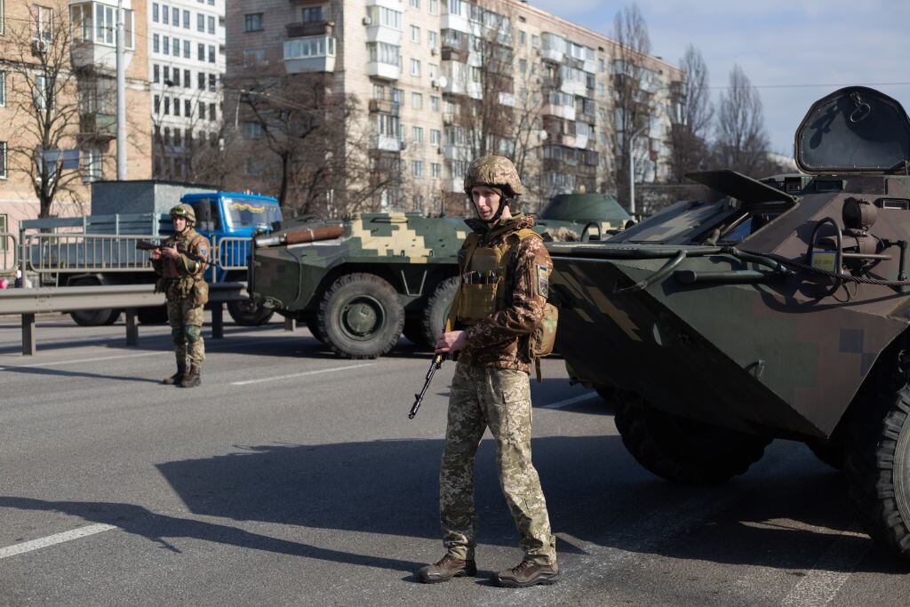 militares ucranianos patrullan en un puesto de control de seguridad el 25 de febrero de 2022 en Kiev, Ucrania. (Photo by Anastasia Vlasova/Getty Images)