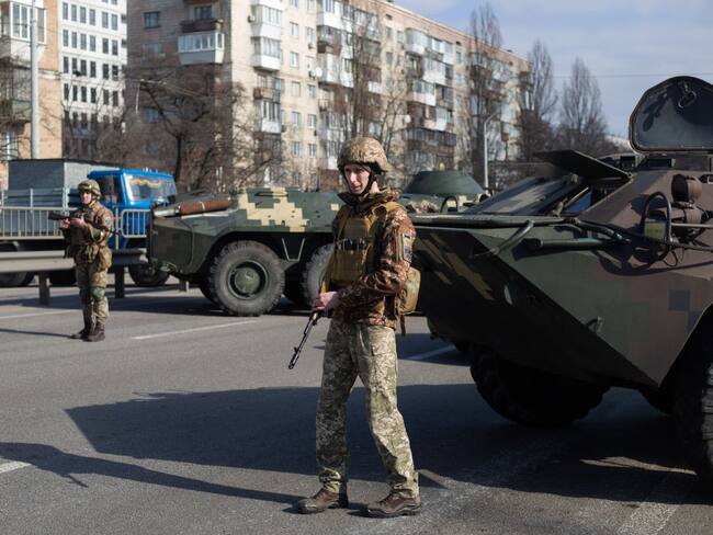 militares ucranianos patrullan en un puesto de control de seguridad el 25 de febrero de 2022 en Kiev, Ucrania. (Photo by Anastasia Vlasova/Getty Images)