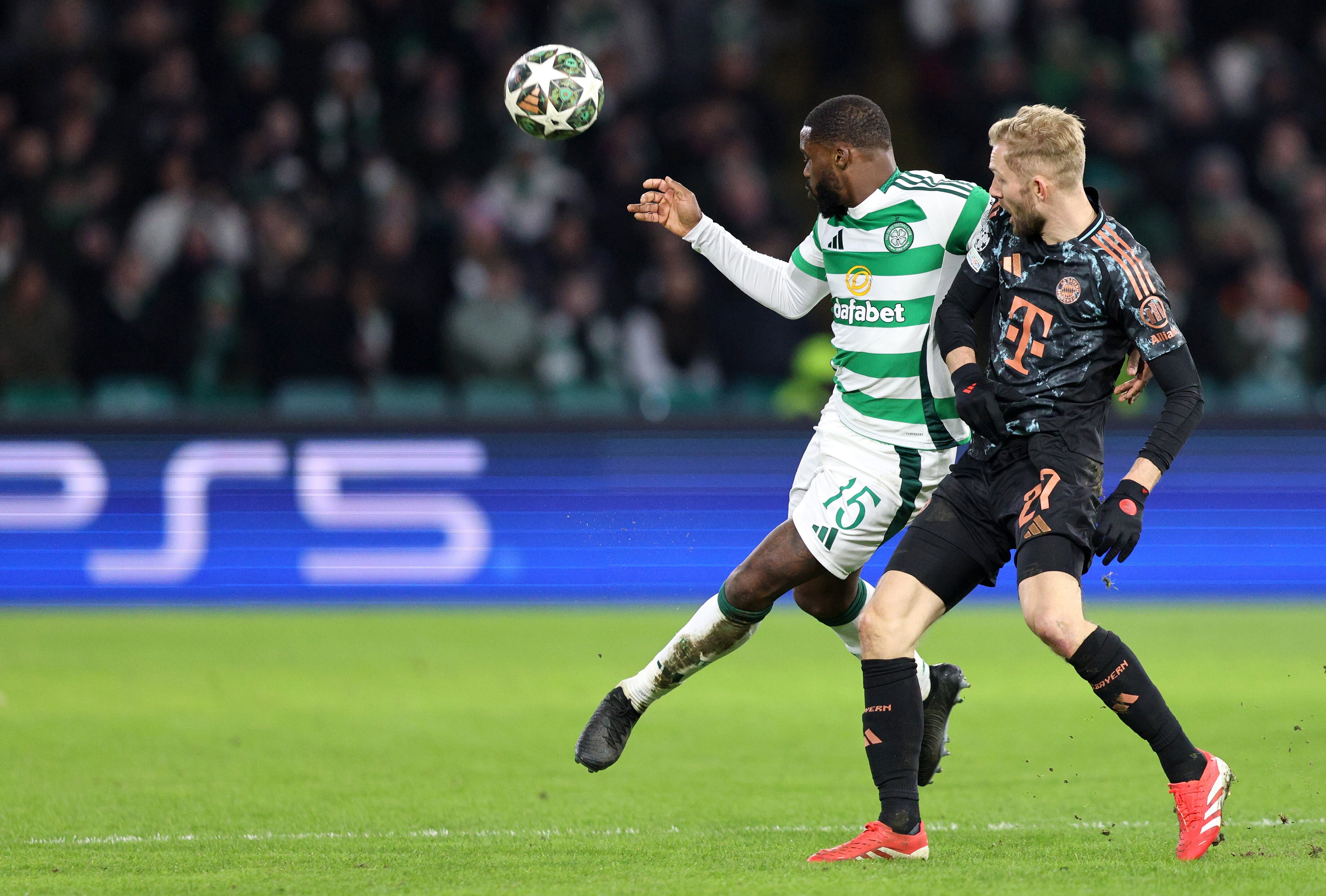 GLASGOW (United Kingdom), 12/02/2025.- Jeffrey Schlupp (L) of Celtic in action against Konrad Laimer of Bayern during the UEFA Champions League knockout phase play-offs 1st leg match between Celtic FC and FC Bayern Munich, in Glasgow, Britain, 12 February 2025. (Liga de Campeones, Reino Unido) EFE/EPA/ROBER PERRY
